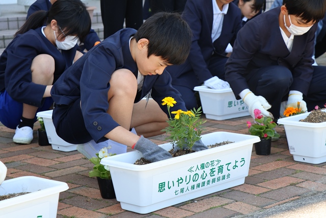 花を植える児童