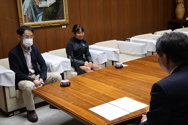 全国大会出場を報告する甲さん