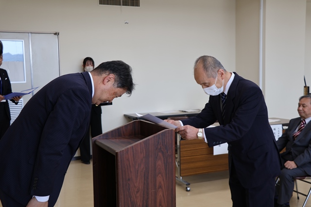 委嘱状を受け取る相談員