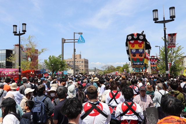 多くの人でにぎわう市街地