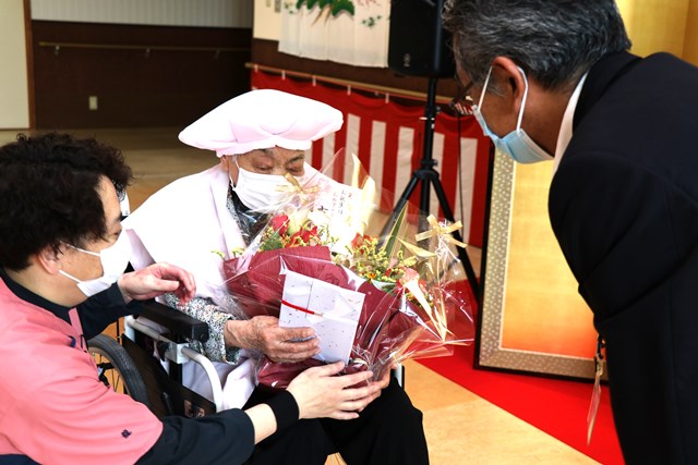 花かごを受け取るしかゑさん