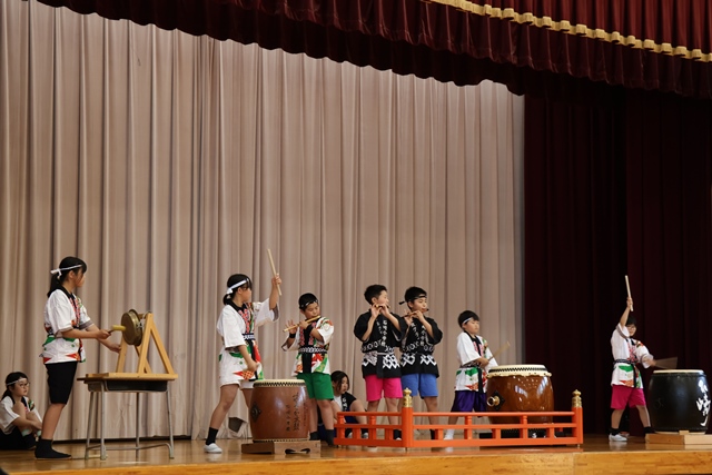 祭囃子を披露する子どもたち