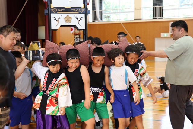 奉燈担ぎ体験を楽しむ子どもたち