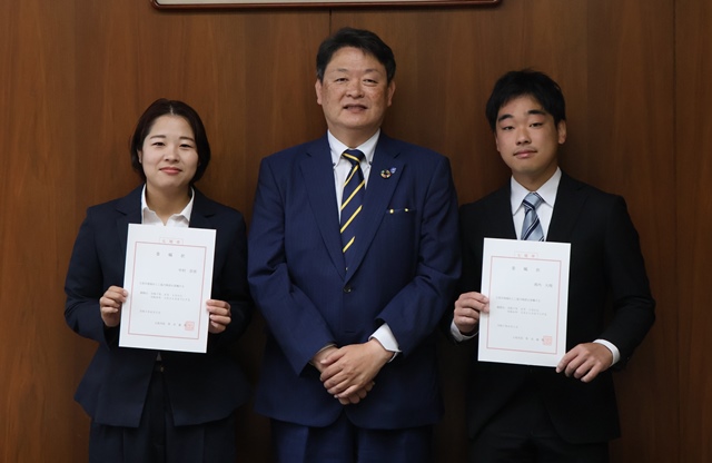 委嘱状を受け取った地域おこし協力隊の二人