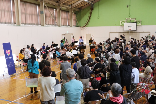 来場者でいっぱいの会場