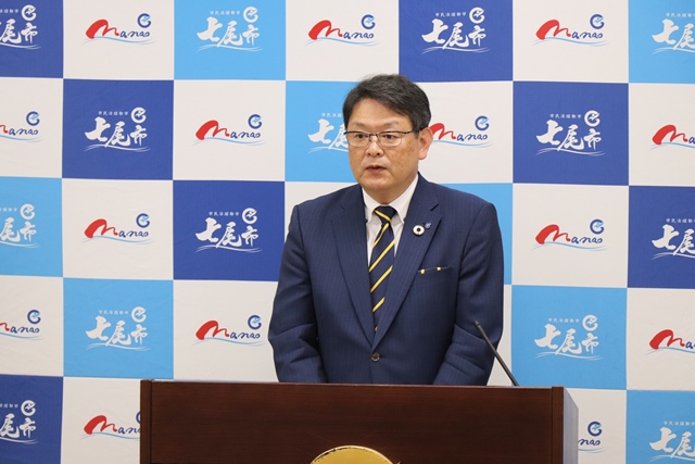 会見を行う茶谷市長