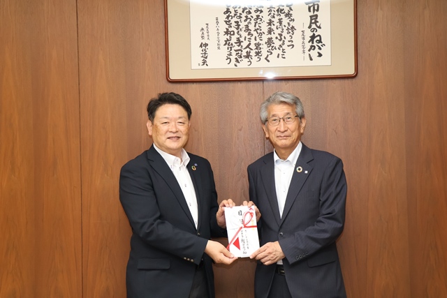 義援金を手渡す鰀目理事長