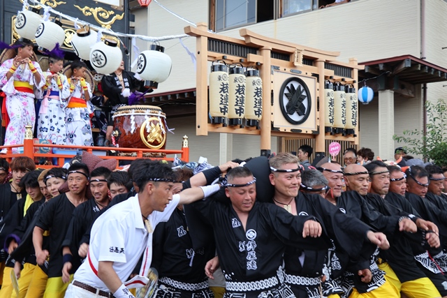 奉燈を担ぐ男衆たち
