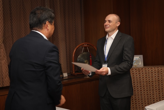 辞令交付を受けるアレクサンダーさん