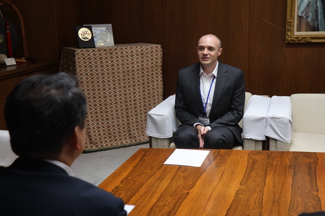 市長とお話しするアレクサンダーさん