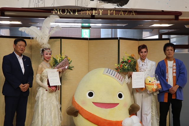 委嘱状2人と茶谷市長ら