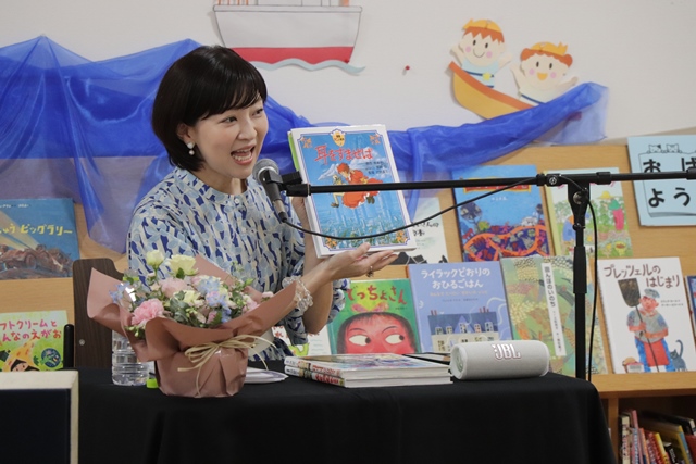 作品紹介をする本名さん