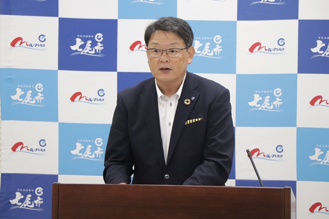会見を行う茶谷市長