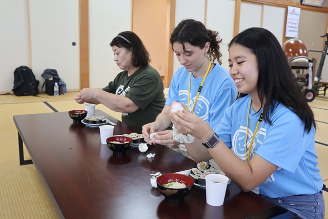 手作りの日本料理を楽しむ留学生