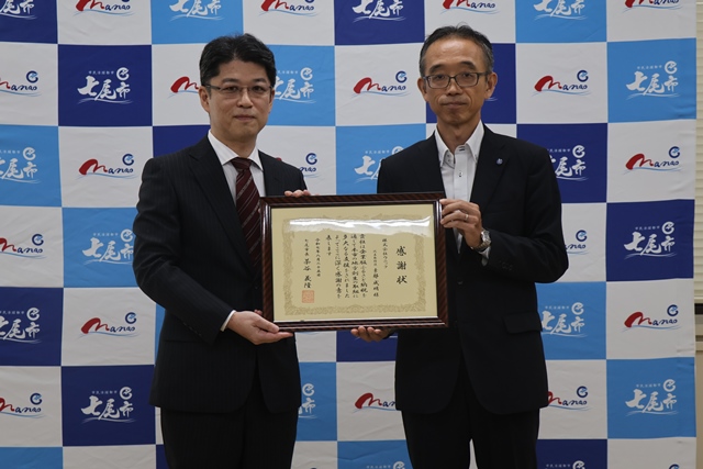 感謝状を受け取る株式会社ウニック代表取締役の素都さん