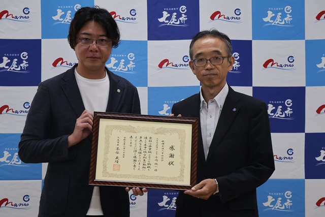 感謝状を受け取る税理士会法人中山会計社長の小嶋さん