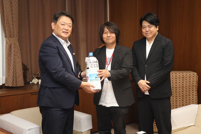 義援金を渡すお二人