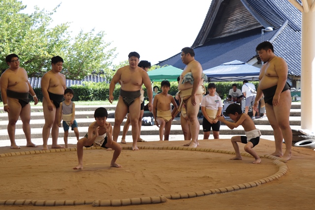 すり足を習う参加者