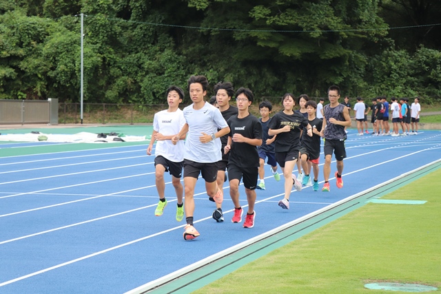 東洋大生を先頭に走る様子
