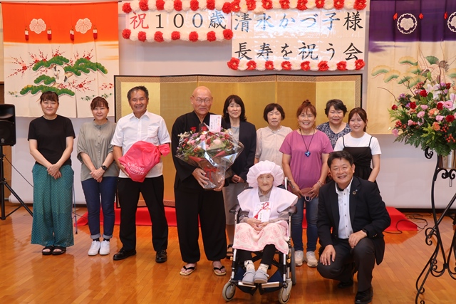 家族に囲まれてのお祝いの集合写真