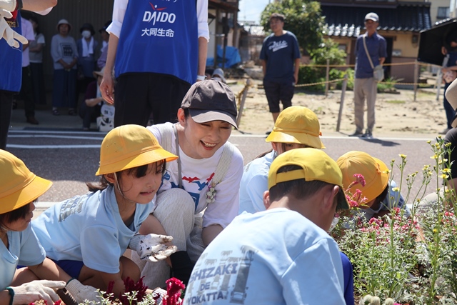 子どもたちと花を植える常盤さん
