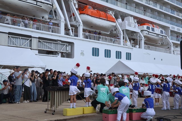 歓迎アトラクションで演奏する園児たち