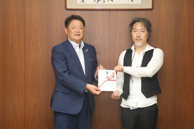 目録を贈呈する宮下さん