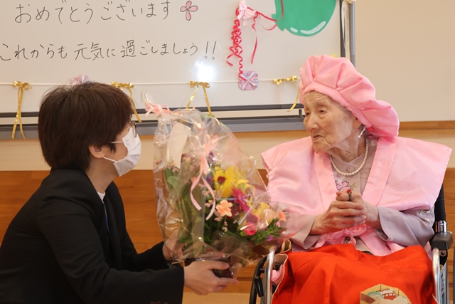 花かごを受け取るとみ子さん