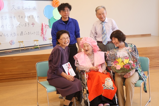 加須港に囲まれ笑顔を見せる様子