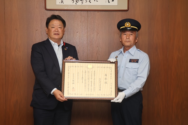表彰を報告する消防団長