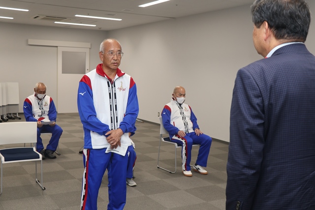 大会出場を報告する選手