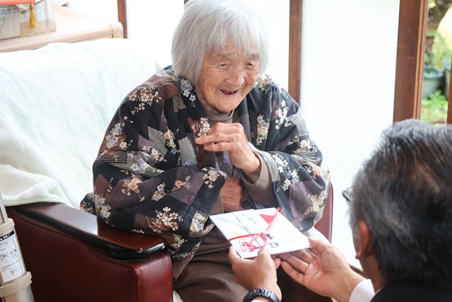 笑みを浮かべる春子さん