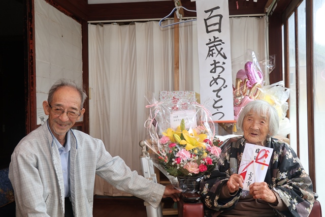 お祝いを喜ぶ二人