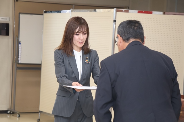 当選証書を受け取る市議会議員
