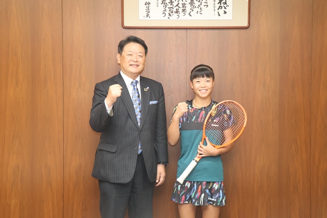 ガッツポーズをする宮下さん