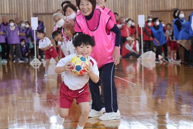 ボールを持って走る子どもの様子