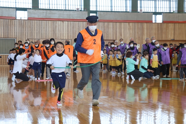 子供と一緒に協議に臨む老人会の方