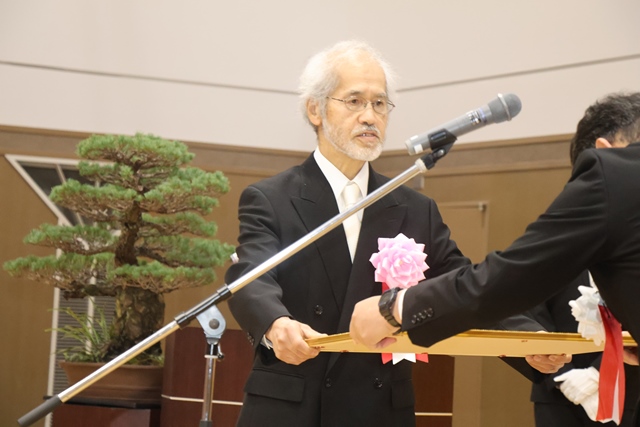 表彰状を受け取る吉田隆さん
