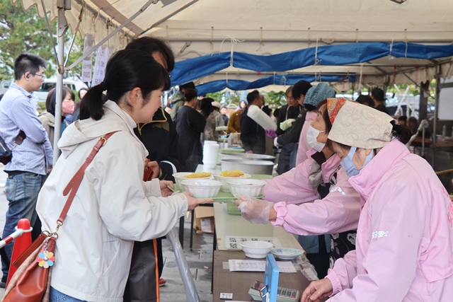 うどんをもらう人々
