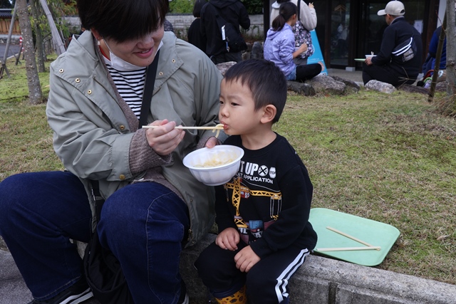 うどんを食べる子