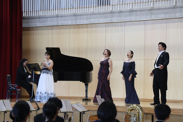 歌唱を披露する鳥木さんたち