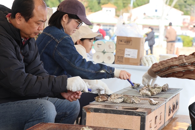 牡蠣を焼く人々