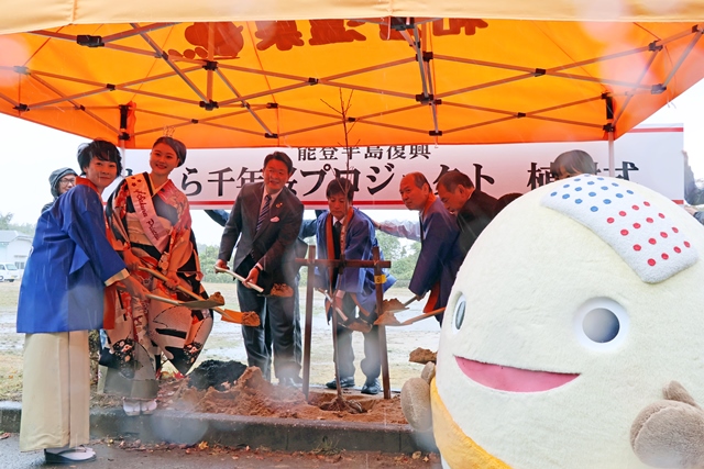 桜の木を植樹する様子