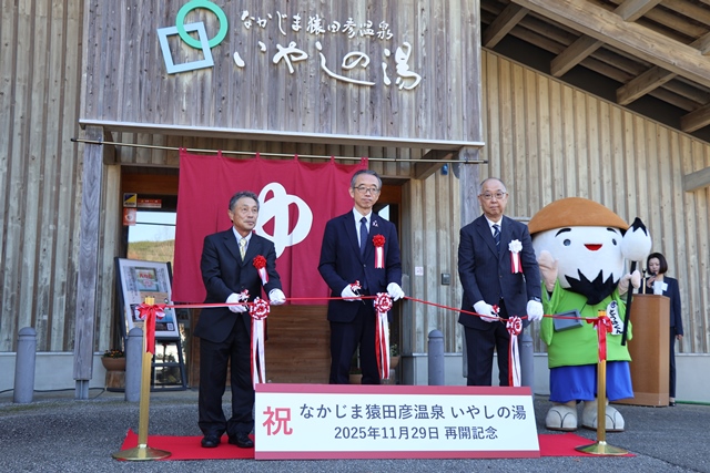 再開セレモニーのテープカットの様子