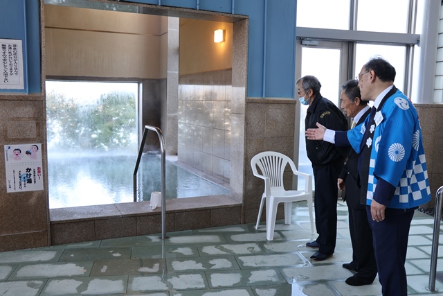 再開した温泉を紹介する様子