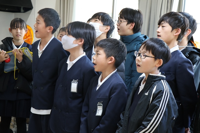 合唱を披露する子どもたち