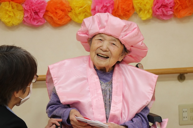 笑顔を見せるよし子さん