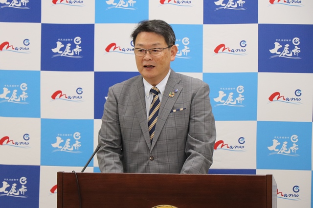 会見を行う茶谷市長