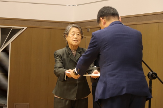 感謝状を受け取る稲田さん