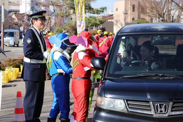 大根をドライバーに手渡す
